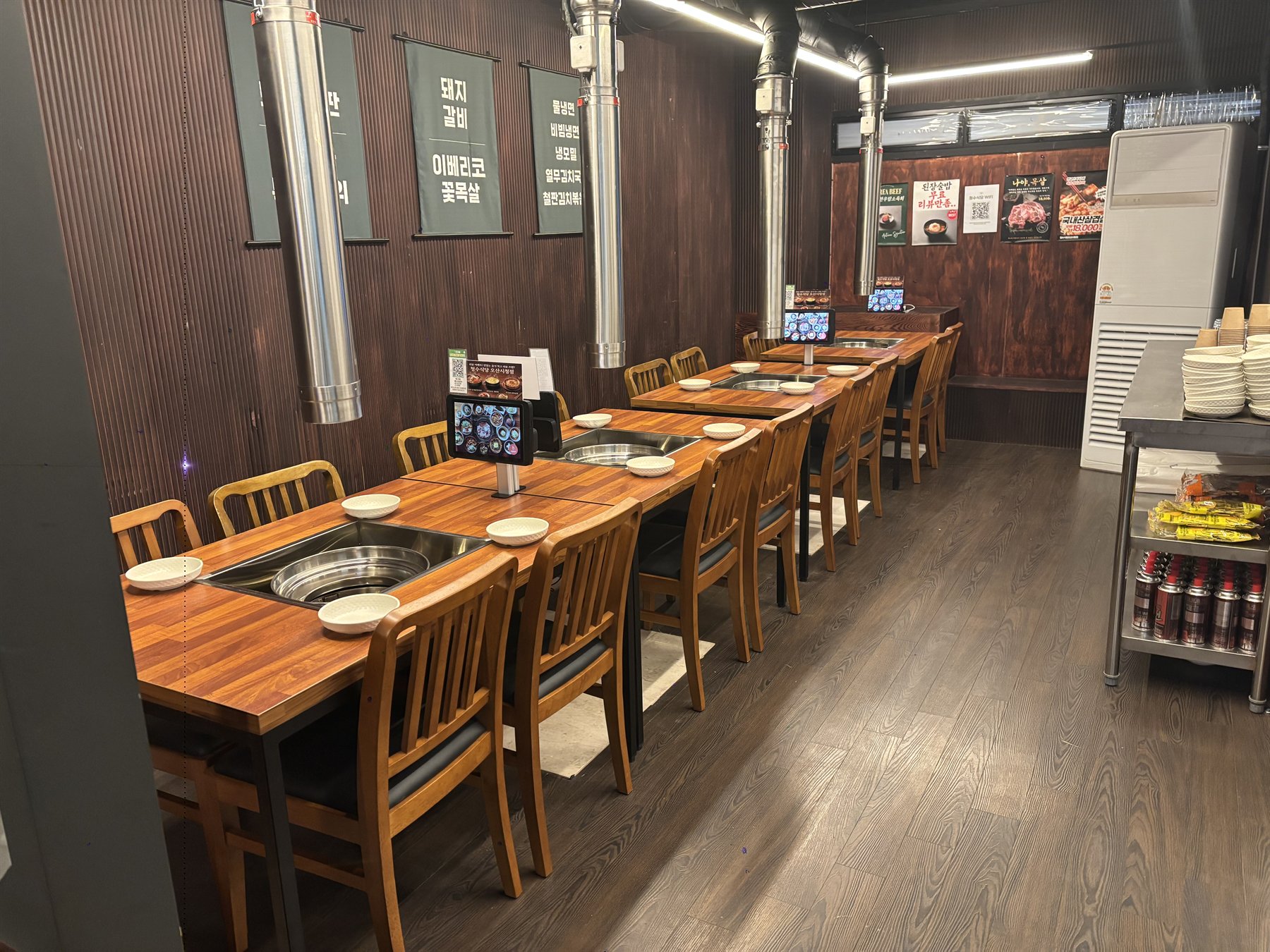 청수식당 오산시청점에서 실제 촬영한 단체 좌석