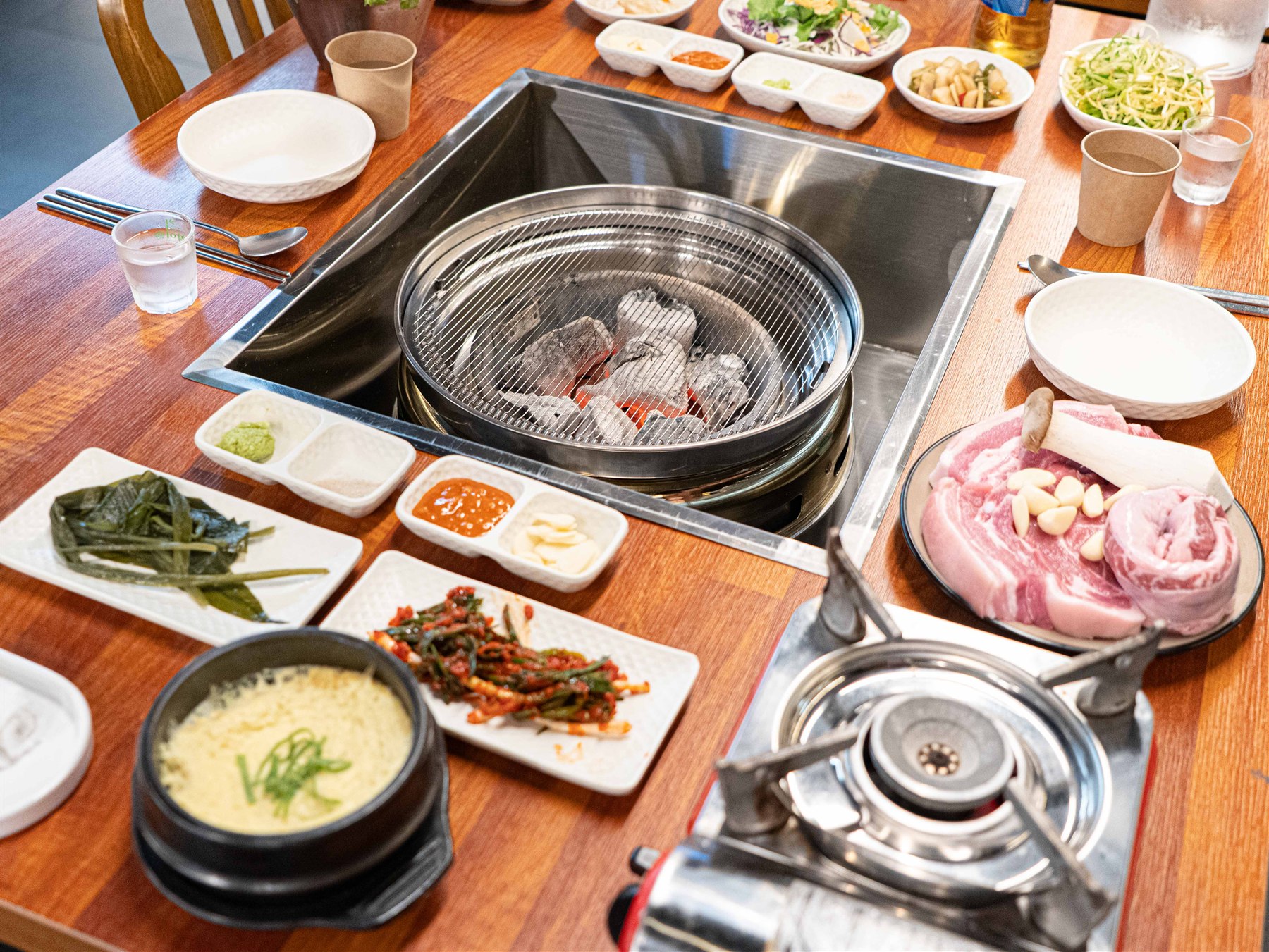 청수식당 고기와 반찬, 기본 서비스 계란찜이 함께 놓인 상차림