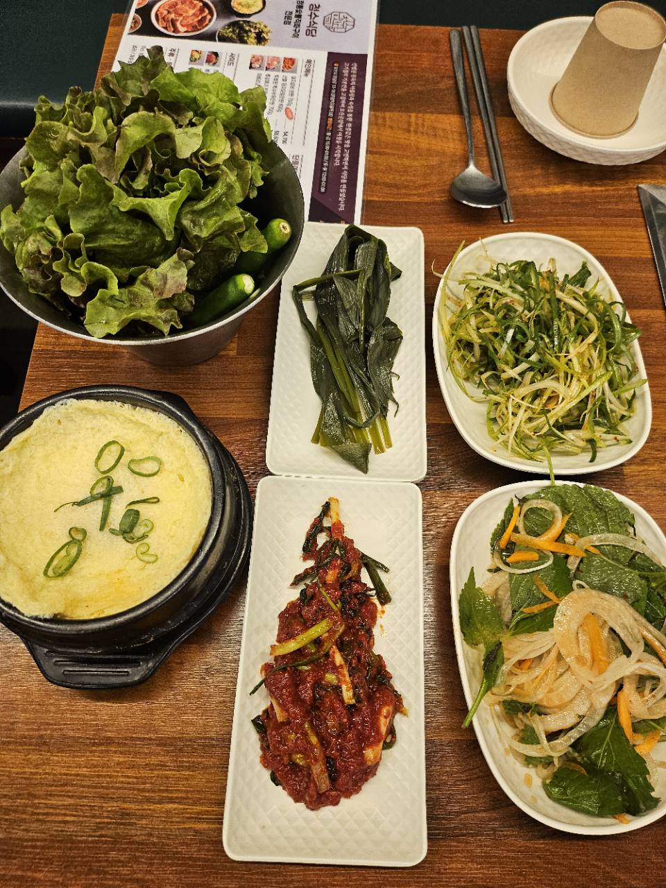 청수식당의 쌈채소, 파채, 깻잎과 양파, 절임 반찬과 계란찜
