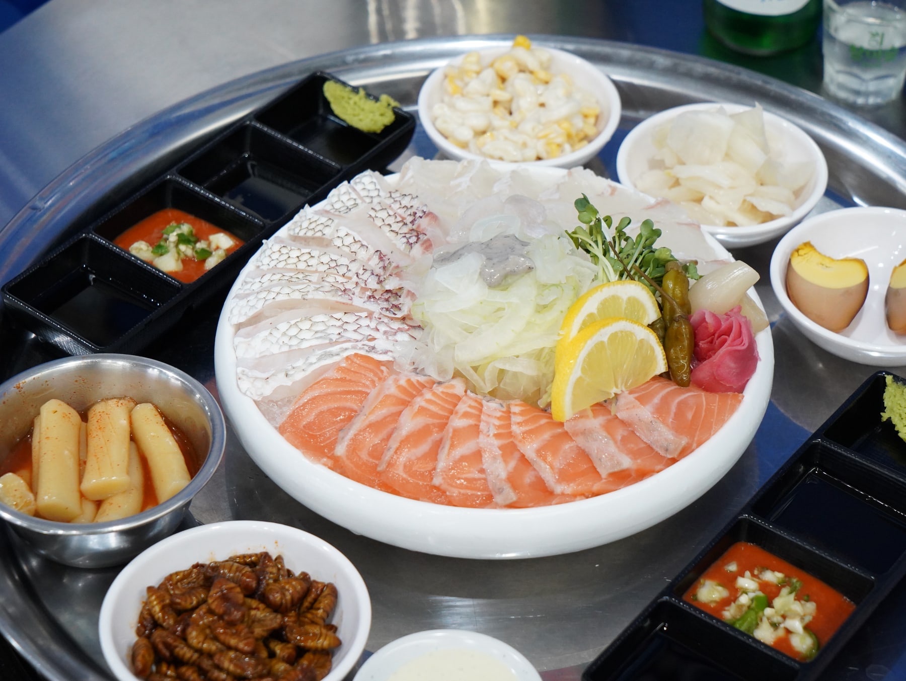 고래아저씨 수원역점 모듬회 상차림